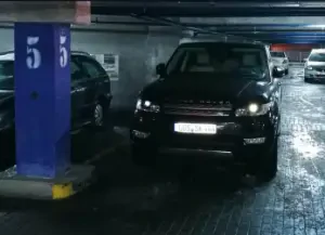 Угнанный в Москве Range Rover Sport &quot;отстаивался&quot; на подземной парковке торгового центра в Минске с немецкими номерами