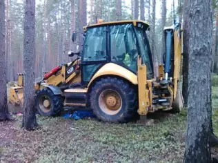 Угнанный экскаватор хранили в лесополосе под ветками елки